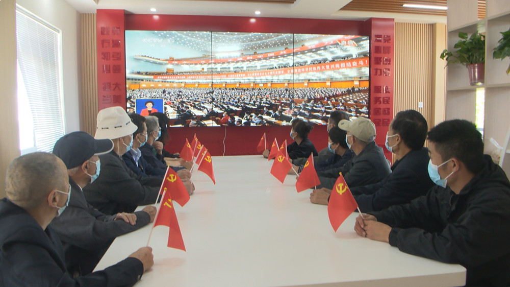 圖為老黨員在黨員活動室收聽收看黨的二十大開幕式。.jpg