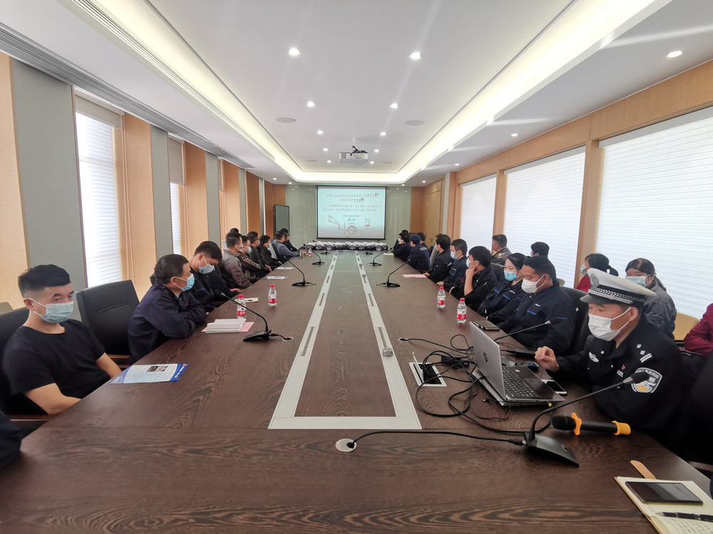 圖為交警為企業(yè)職工作交通安全知識(shí)宣講。.jpg