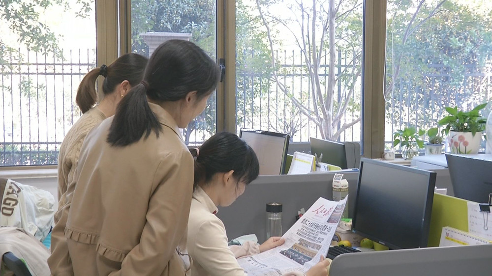 圖為雙港商會(huì)某企業(yè)員工正在學(xué)習(xí)二十大報(bào)告.jpg