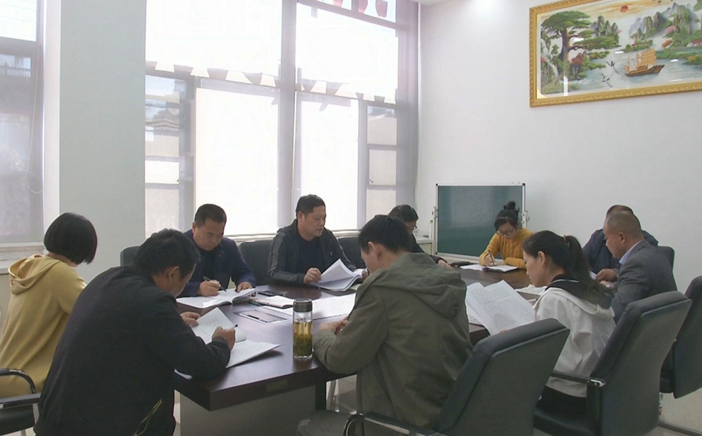 圖為雙港商會(huì)部分企業(yè)家正在學(xué)習(xí)二十大報(bào)告.jpg
