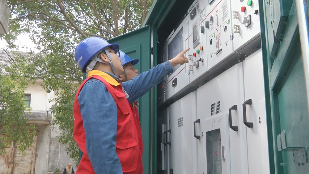 圖為電力人員巡檢.jpg