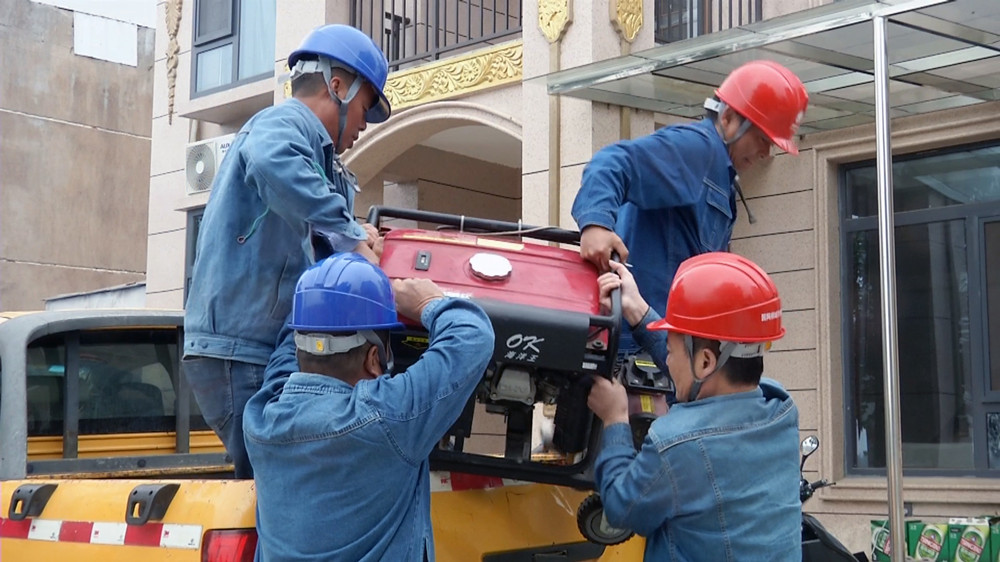 圖為呂亭中心供電所工作人員正在給江老家運送發電機 .jpg