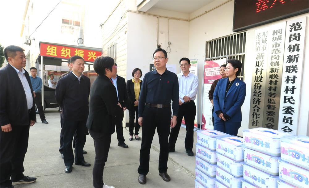 0在范崗鎮新聯村與鎮村干部親切交流.jpg