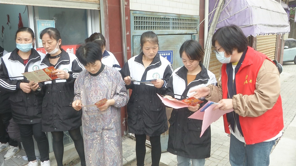 圖為志愿者走進企業(yè)進行宣傳消防安全知識.jpg