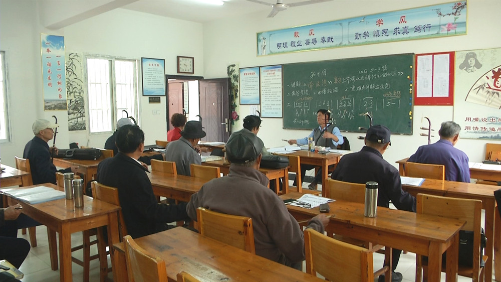 圖為大關鎮老年學校學員在拉二胡時的情景.jpg