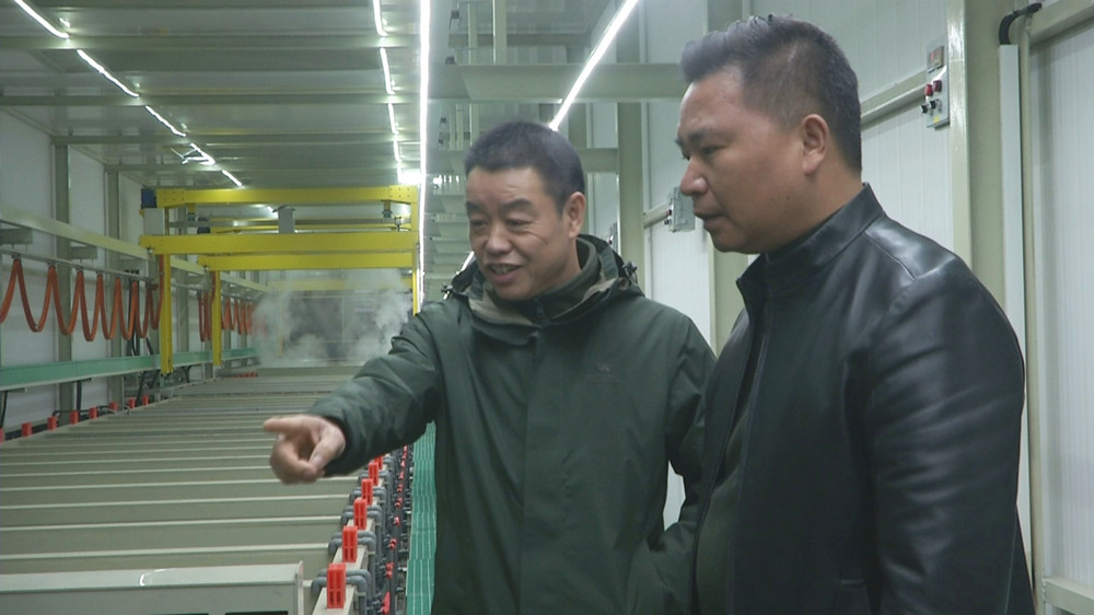 王先福在走訪桐城浙江商會會員企業時的情景.jpg