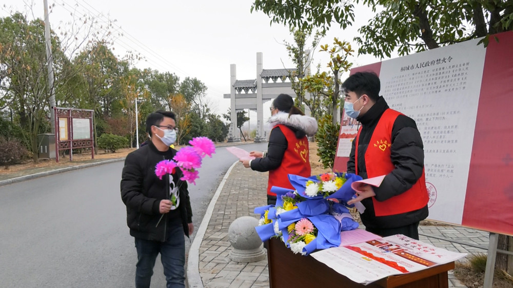 圖為志愿者正在對過往群眾進行文明祭祀宣傳.jpg