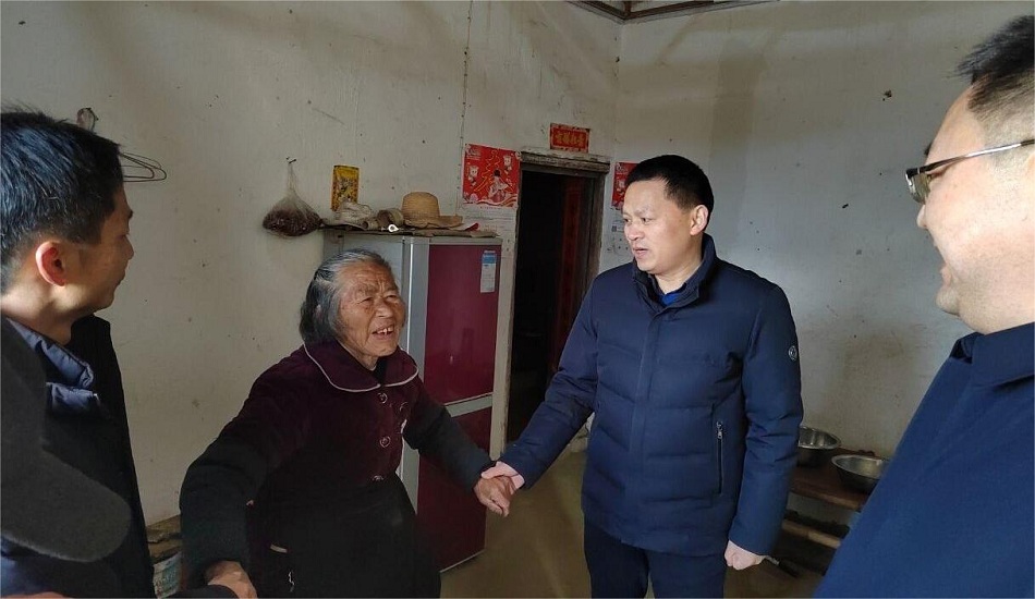 圖為市財政局雷鵬慰問朱金華戶.jpg