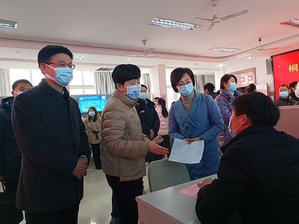圖為副市長占娜與企業(yè)招聘人員溝通交流.jpg