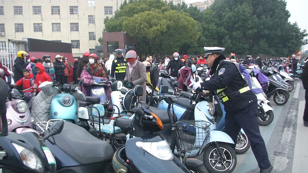 交警護學崗  交警在整理亂停放的電瓶車.jpg