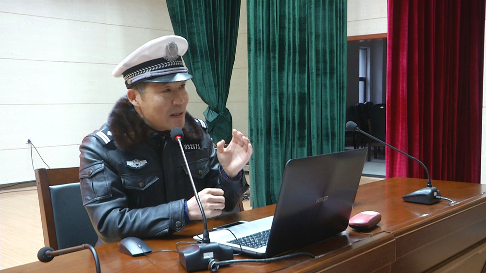 交通安全知識宣講會到八中2.jpg