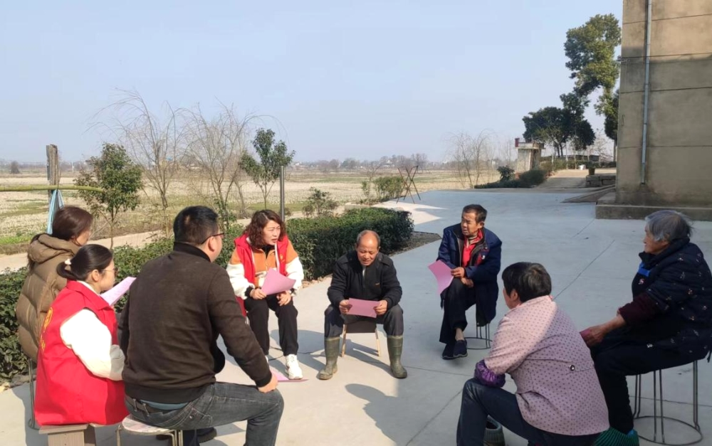 圖為志愿者通過“板凳會議”宣傳移風易俗。.png