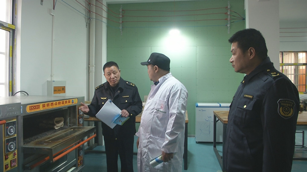 圖為市場監管局工作人員在對劉剛進行 證前指導.jpg