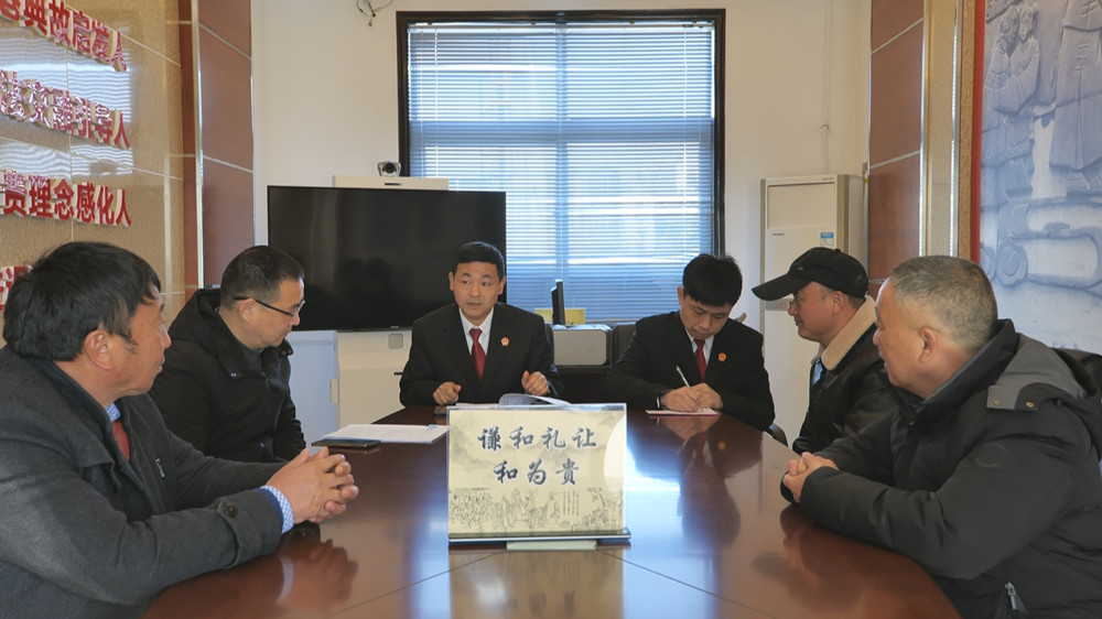 圖為法官在 六尺巷調解工作室 為居民調解時的情景.jpg