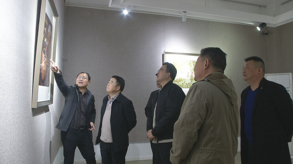 圖為有關領導和嘉賓參觀版畫展2.jpg