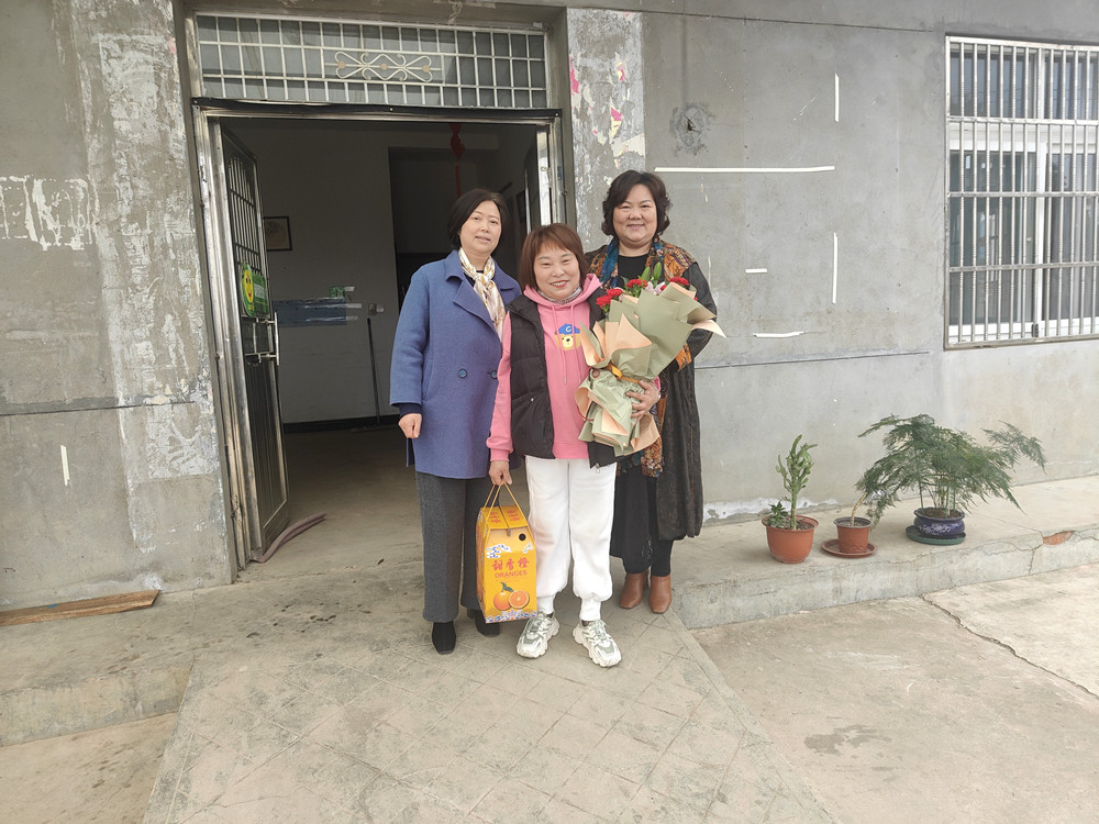 桐城市婦聯看望殘疾女企業家.jpg