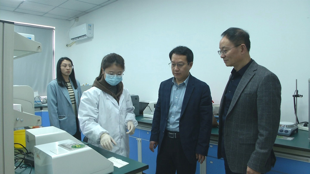 圖為專家組在對2021年產業創新引導資金項目進行中期檢查2.jpg