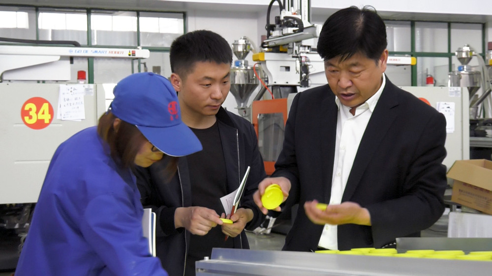 圖為呂亭鎮工作人員正在豪丹公司走訪了解企業需求 .jpg