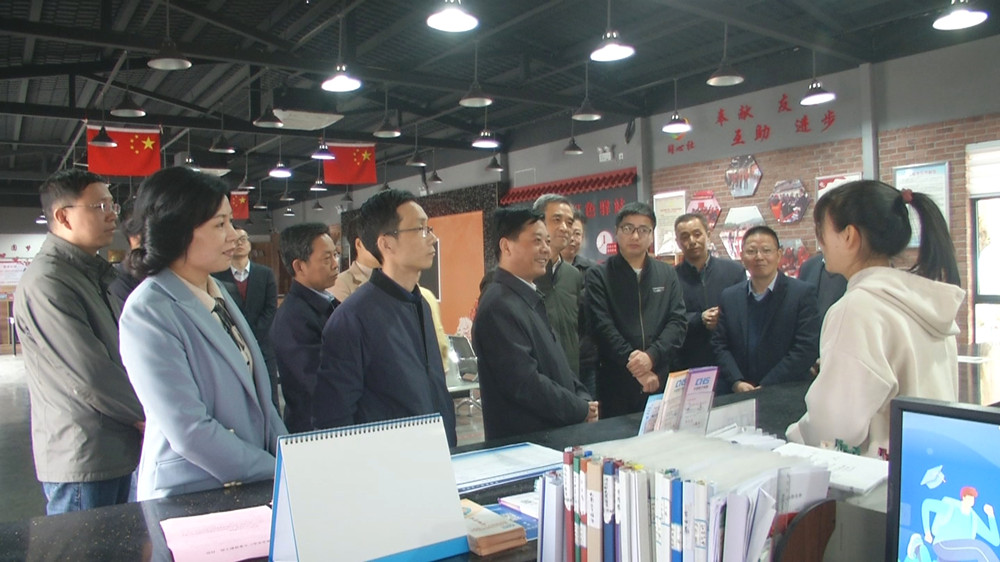 安慶市人大到桐調研醫療救助資金工作  圖為在建設社區調研時的情景_副本.jpg