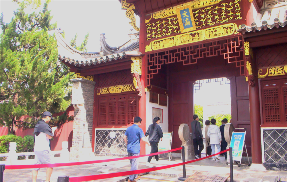 圖為游客有序排隊進入文廟。.png