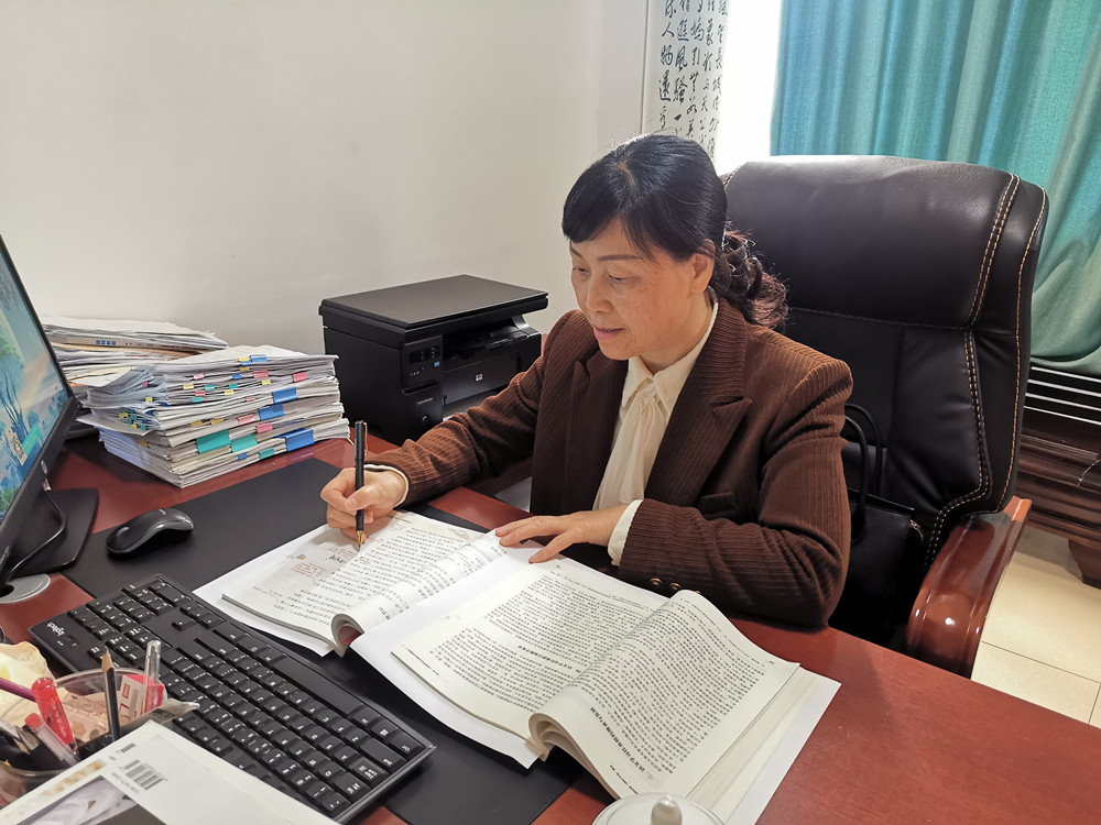 圖為陳祖梅老師認真工作。.jpg