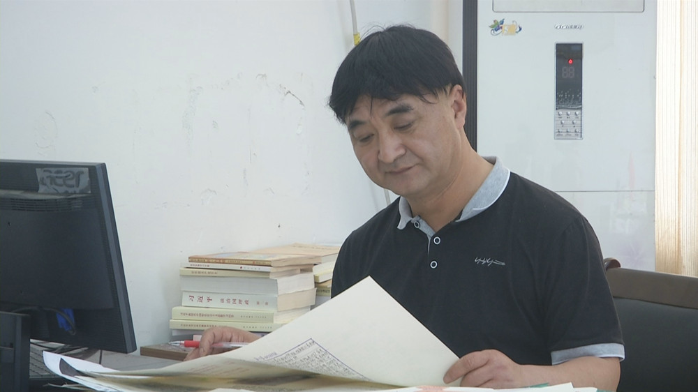 圖為方捍東老師在批閱學生作業時的情景2.jpg