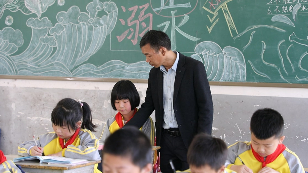 【“文都名師”風采】徐光明：衣帶漸寬終不悔3.jpg