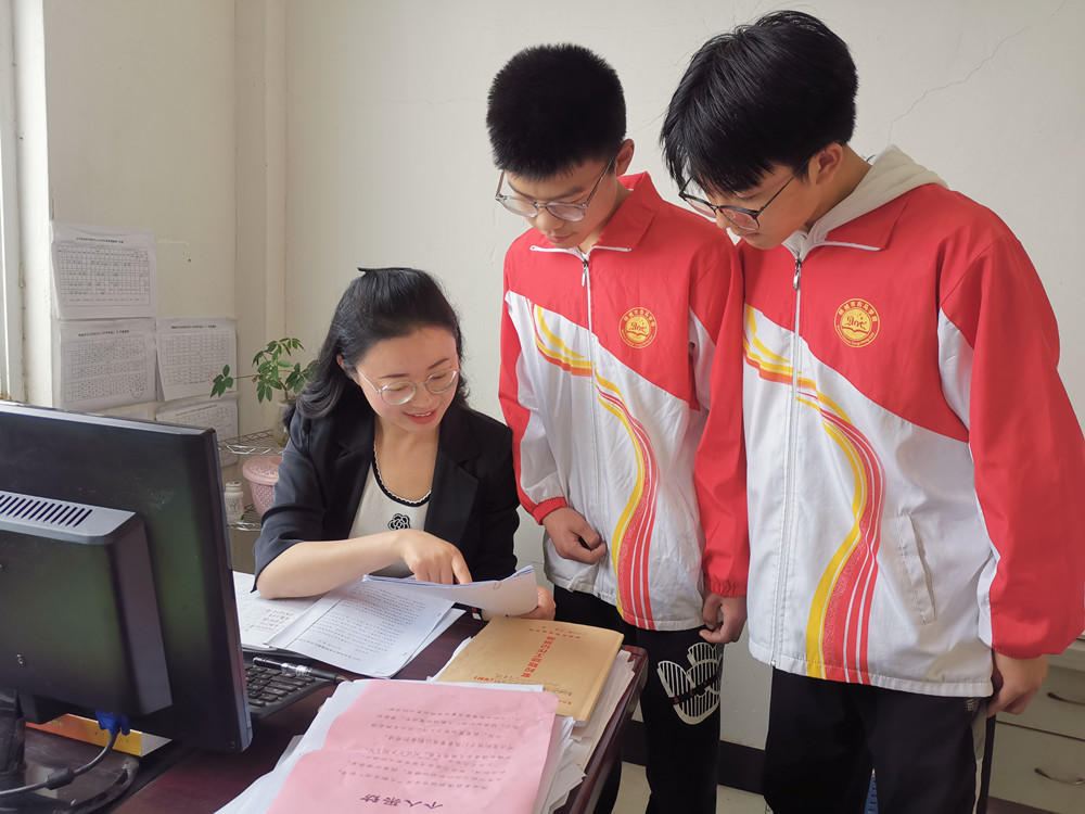 圖為龔虹輔導學生作業。.jpg
