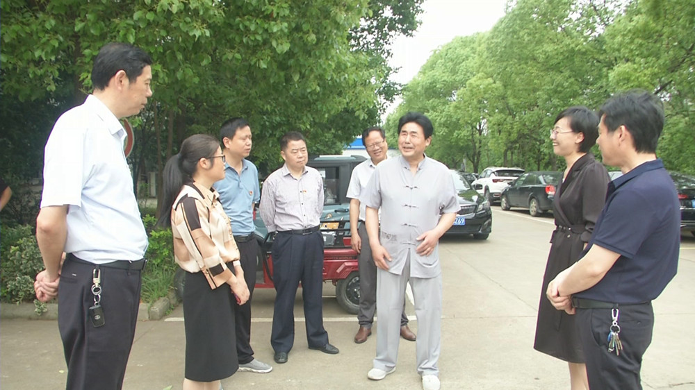 圖為在安徽旺潤制衣有限公司與企業殘疾職工交流時的情景.jpg