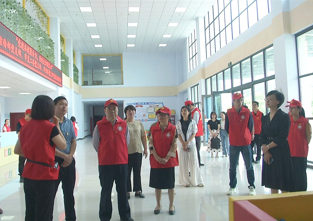 圖為在桐城市殘疾人康復中心了解機構運行時的情景.jpg