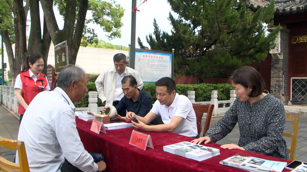 圖為博物館工作人員為市民提供文物鑒定服務(wù)。.jpg