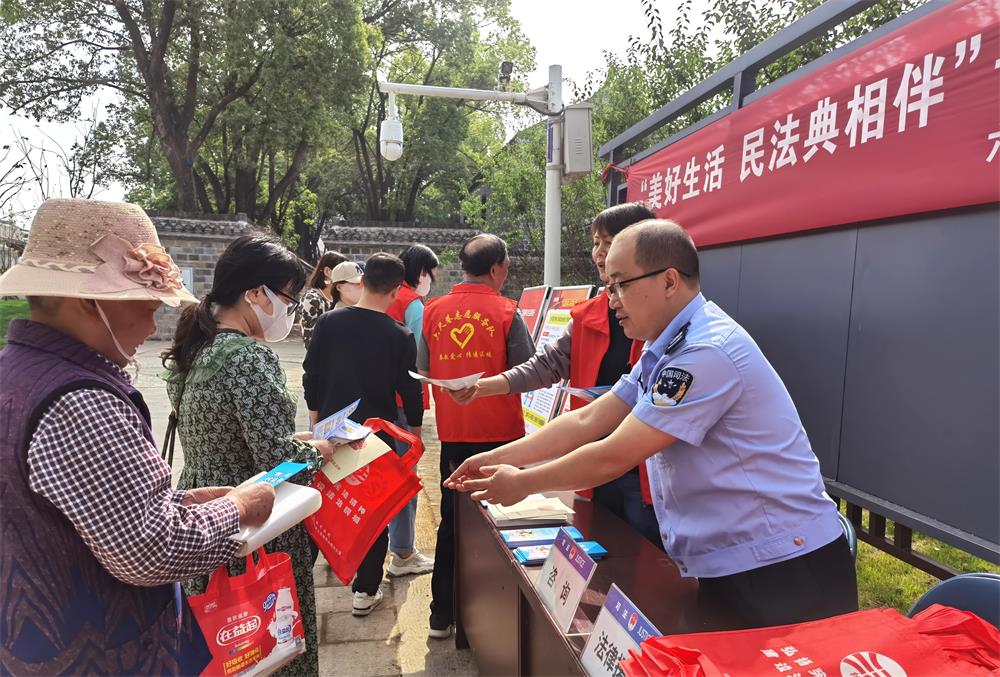 2023年5月13日，桐城市司法局文昌司法所攜帶“社會生活百科全書”走進六尺巷，用法典與典故，為群眾演繹新時代的六尺巷故事.jpg