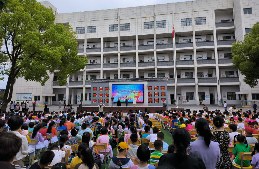 桐城市東關(guān)小學舉辦“六·一兒童節(jié)”文藝匯演2.jpg
