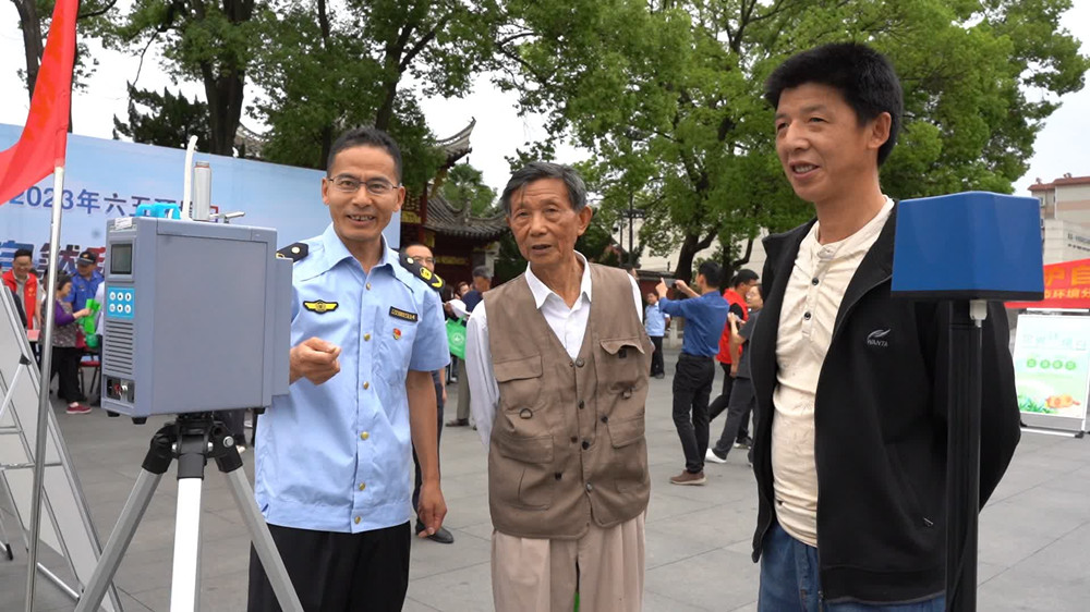 圖為工作人員向群眾介紹環境檢測設備。 (1).jpg