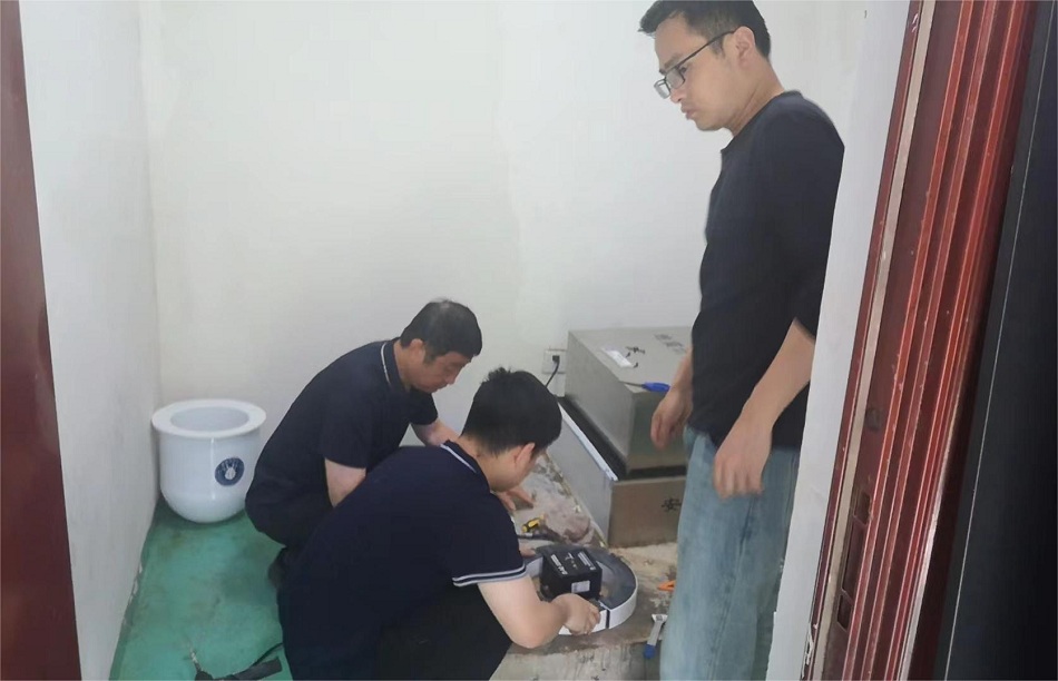 黃山臺技術人員來桐檢修設備.jpg