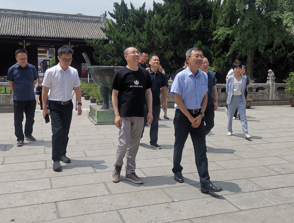 圖為考察團(tuán)一行參觀文廟。.jpg