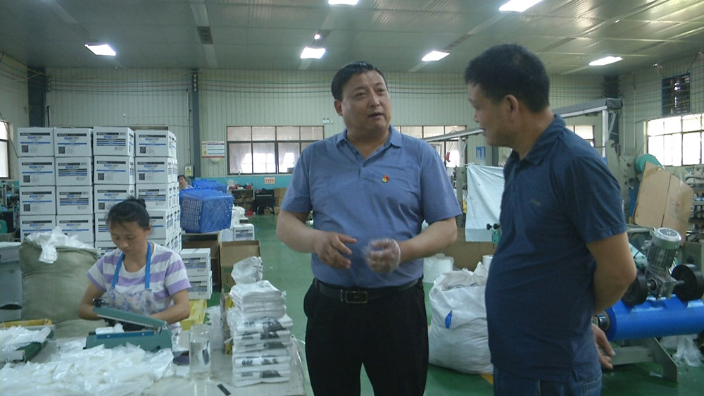 圖為汪曉清在企業走訪.jpg