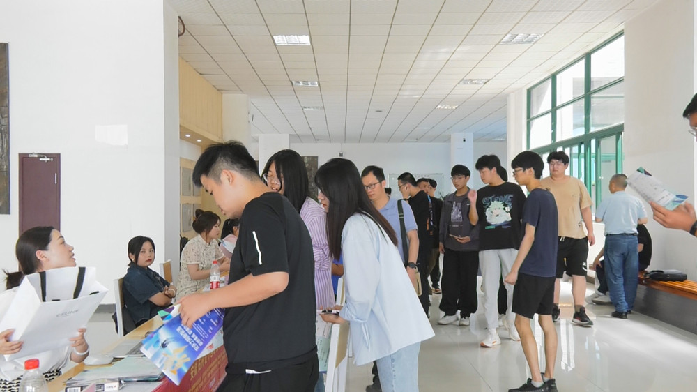 圖為招聘會(huì)現(xiàn)場(chǎng)(2).jpg
