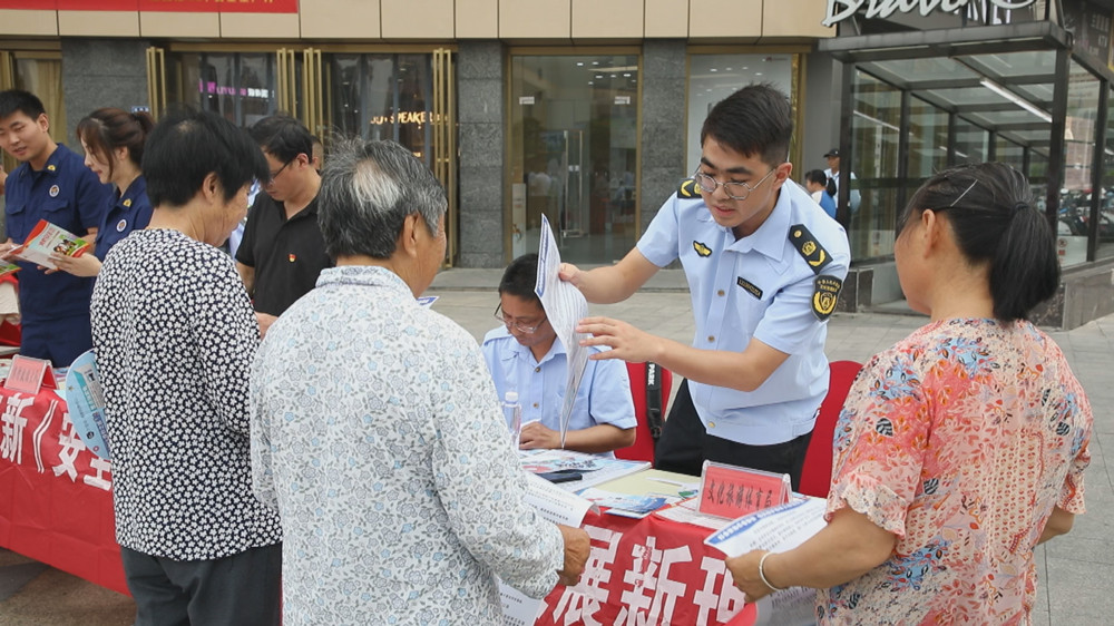 圖為現場工作人員正在為過往市民宣講安全知識.jpg