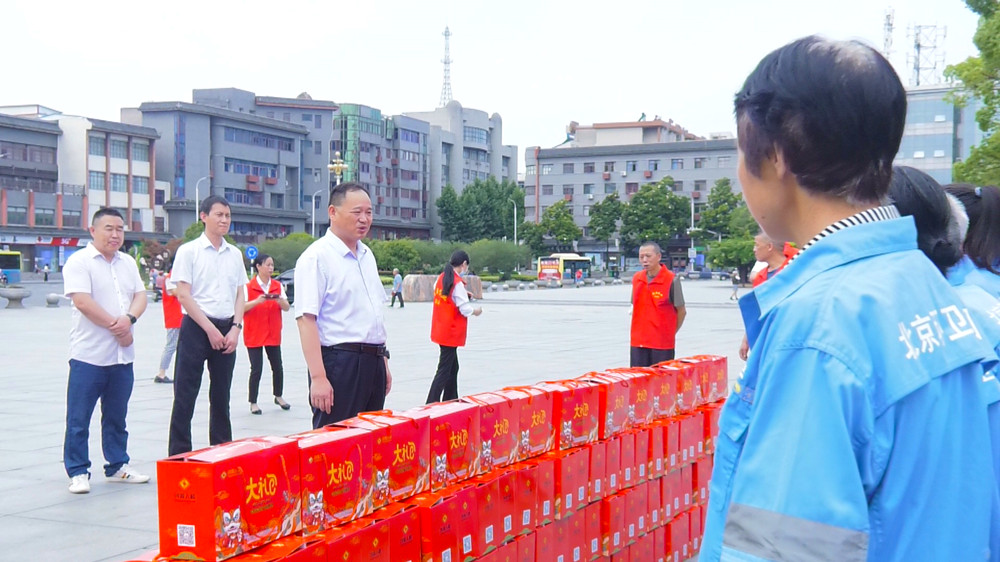 市委常委、副市長章友厚看望慰問一線環衛工人.jpg