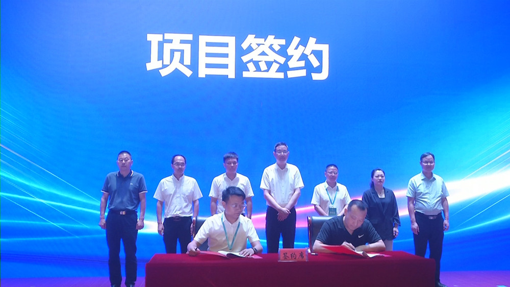 桐城市雙港第三屆龍蝦節文化旅游節暨軟包裝高峰論壇 項目簽約2.jpg