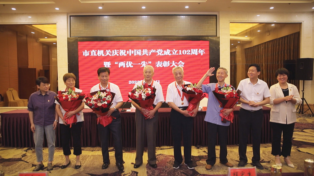圖為會(huì)議為5名光榮在黨50年老黨員代表頒發(fā)榮譽(yù)獎(jiǎng)?wù)?jpg