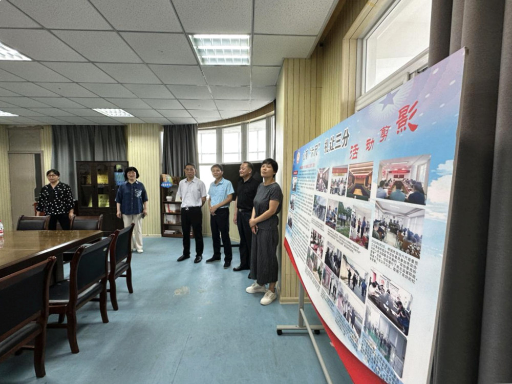 圖為潘利民一行在六尺巷”委員工作室檢查工作。.jpg
