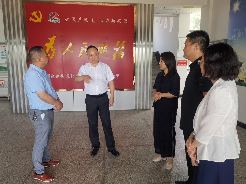 圖為督查組一行在新安渡村督導。.jpg