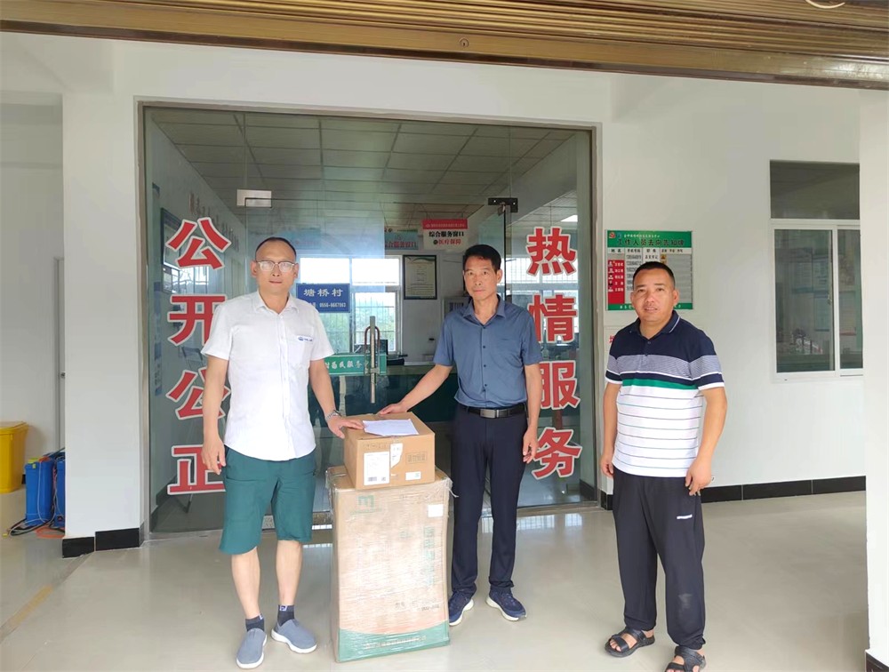 3圖為吳全勝（左一）向塘橋村捐贈醫療設備.jpg