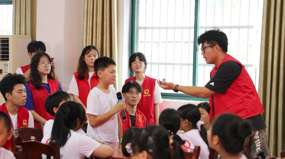 大學生與學生互動.jpg