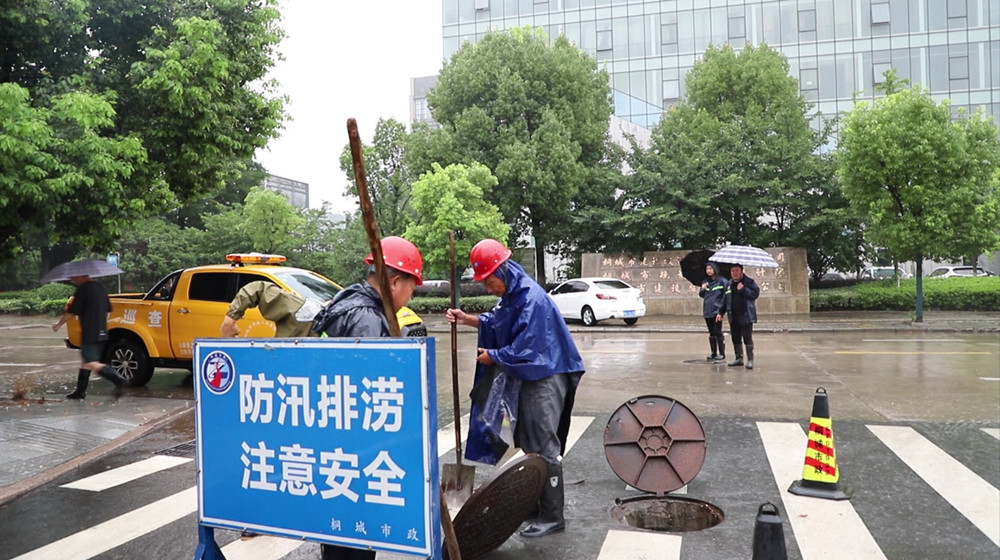 圖為經過近一個小時的搶排之后的路面.jpg