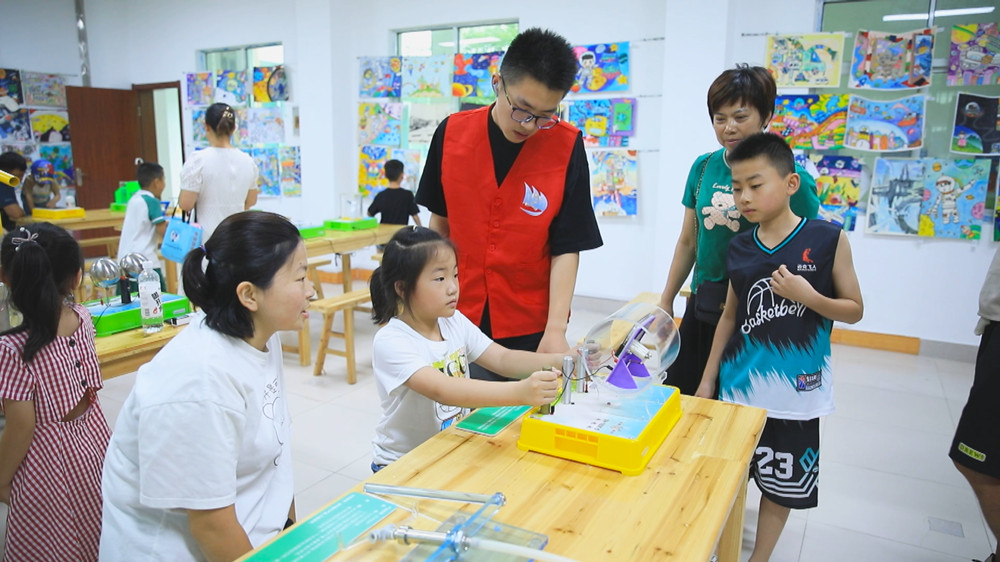 圖為科普志愿者正在指導參觀學生進行科學小實驗1.jpg