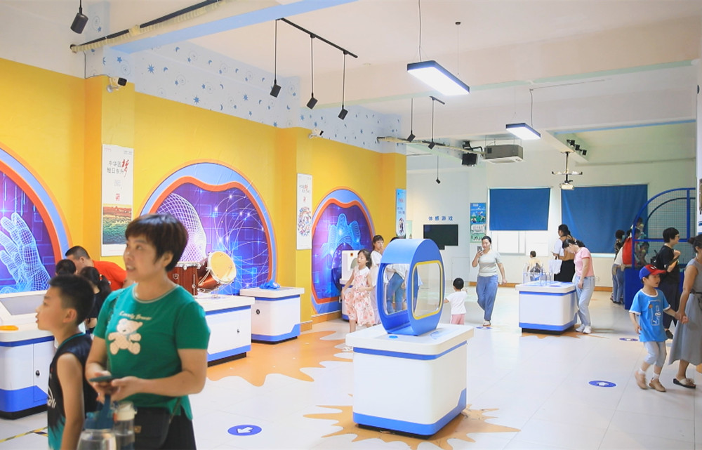 圖為暑期里桐城市科技館迎來“打卡熱”.jpg