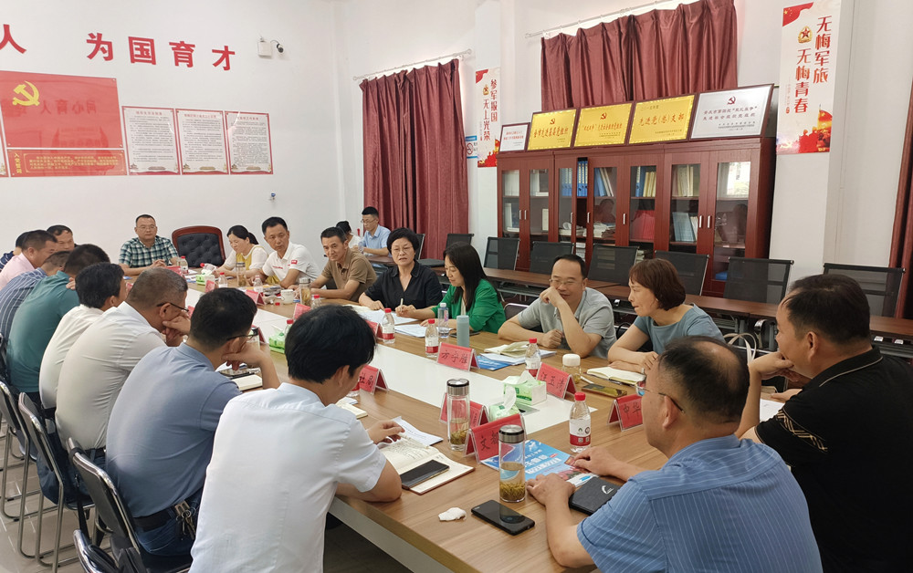 市人大開展職業(yè)教育專題調(diào)研座談會.jpg